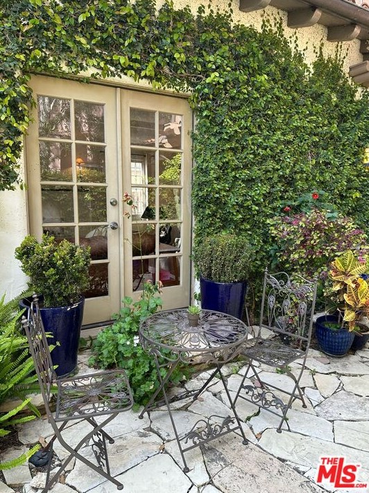 6119 Lindenhurst Ave, Los Angeles CA  90048-4808 exterior