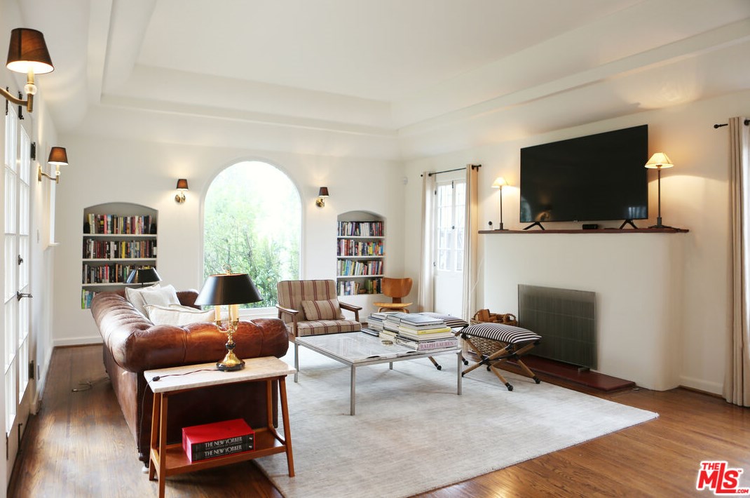 6119 Lindenhurst Ave, Los Angeles CA  90048-4808 exterior