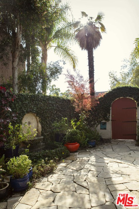 6119 Lindenhurst Ave, Los Angeles CA  90048-4808 exterior