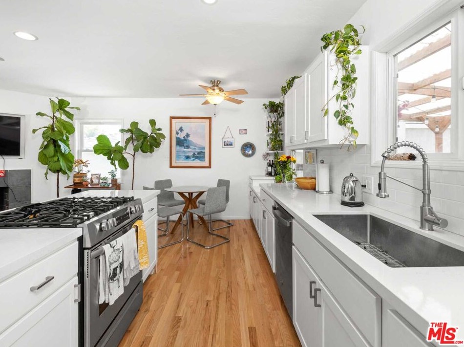 715 Hillcrest St, El Segundo CA  90245-2002 exterior