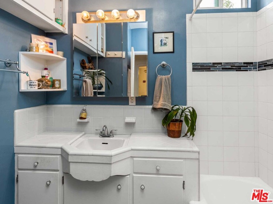 715 Hillcrest St, El Segundo CA  90245-2002 exterior