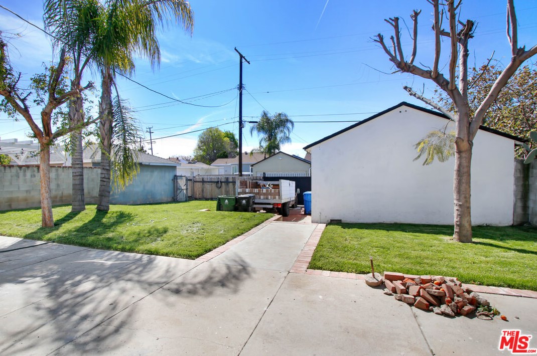 19112 Vanowen St, Los Angeles CA  91335-5016 exterior