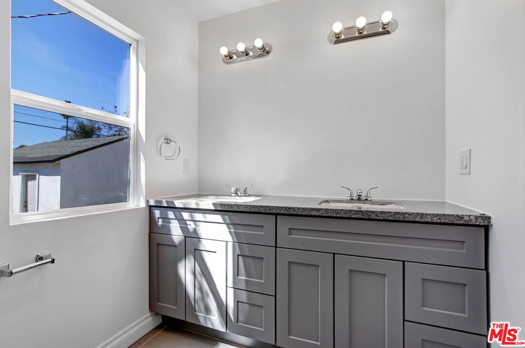 19112 Vanowen St, Los Angeles CA  91335-5016 exterior