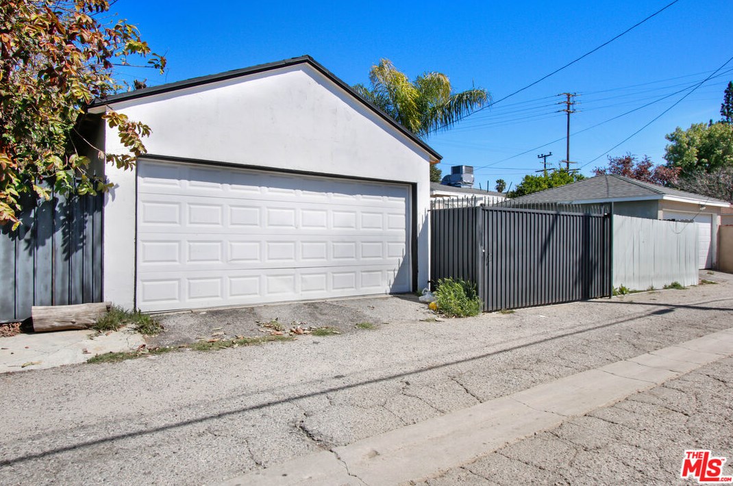 19112 Vanowen St, Los Angeles CA  91335-5016 exterior