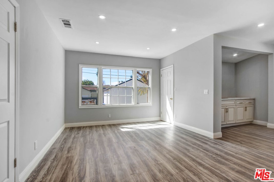 19112 Vanowen St, Los Angeles CA  91335-5016 exterior