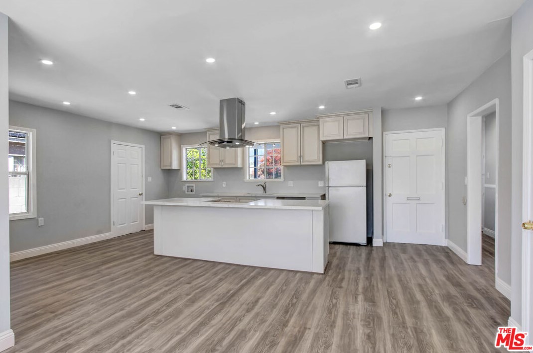 19112 Vanowen St, Los Angeles CA  91335-5016 exterior