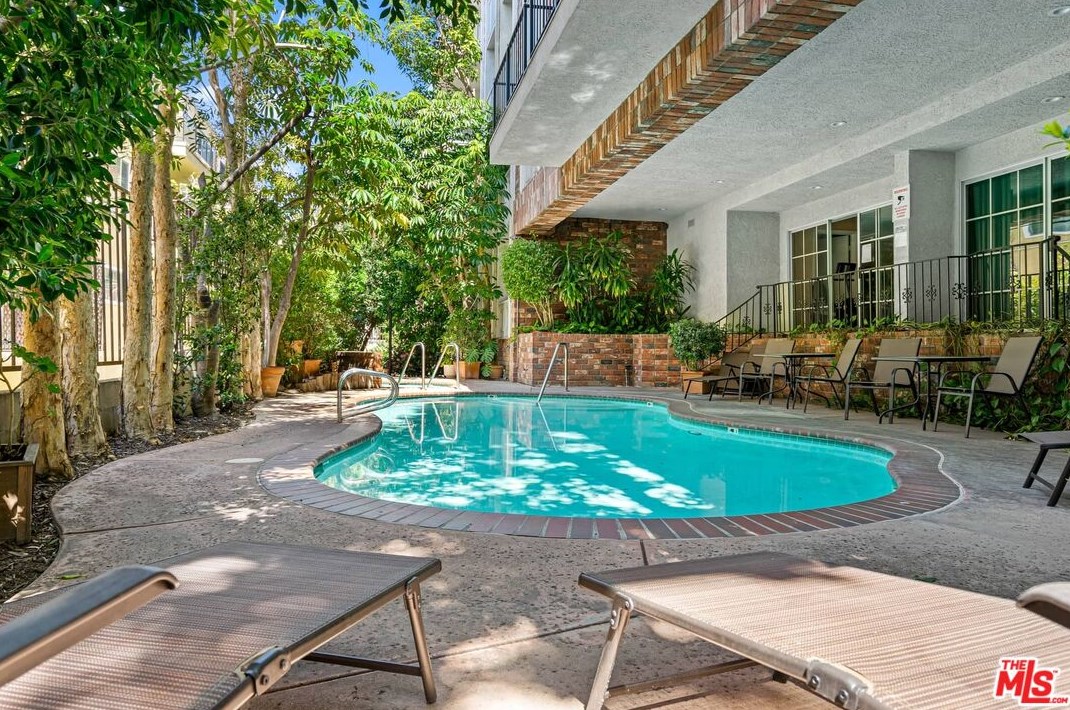 1375 Kelton Ave, Los Angeles CA  90024-5499 exterior