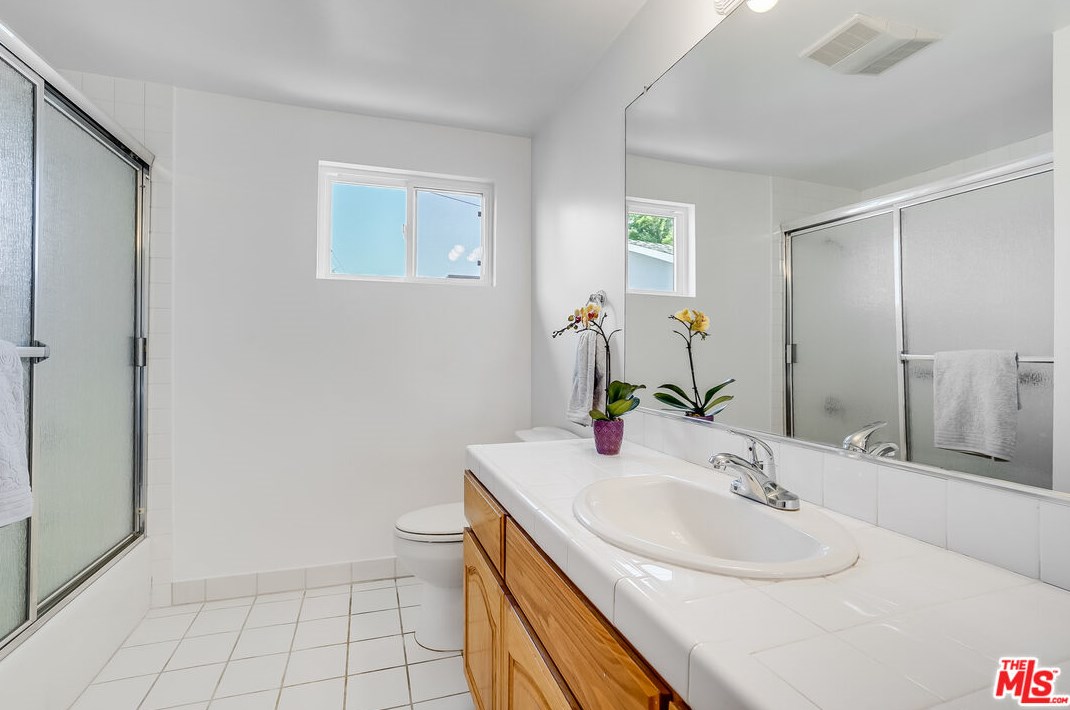 3955 Lyceum Ave, Los Angeles CA  90066-4126 exterior