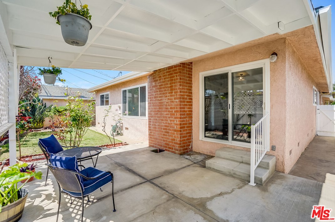3955 Lyceum Ave, Los Angeles CA  90066-4126 exterior