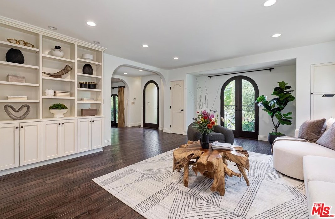 701 Thayer Ave, Los Angeles CA  90024-3309 exterior