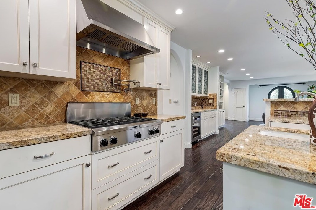 701 Thayer Ave, Los Angeles CA  90024-3309 exterior