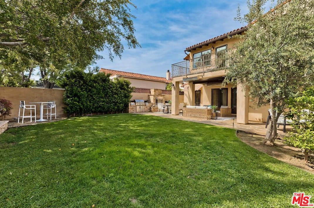 701 Thayer Ave, Los Angeles CA  90024-3309 exterior