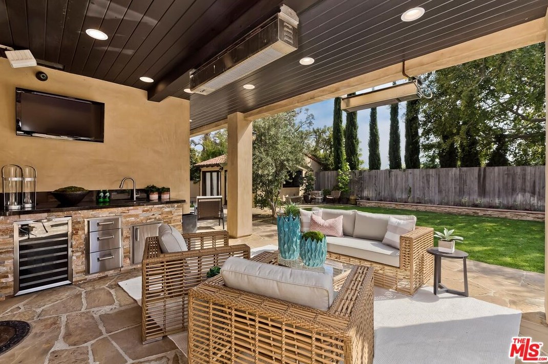 701 Thayer Ave, Los Angeles CA  90024-3309 exterior