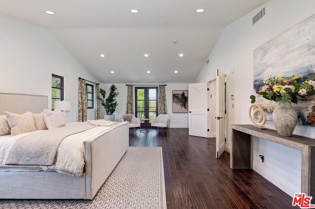 701 Thayer Ave, Los Angeles CA  90024-3309 exterior