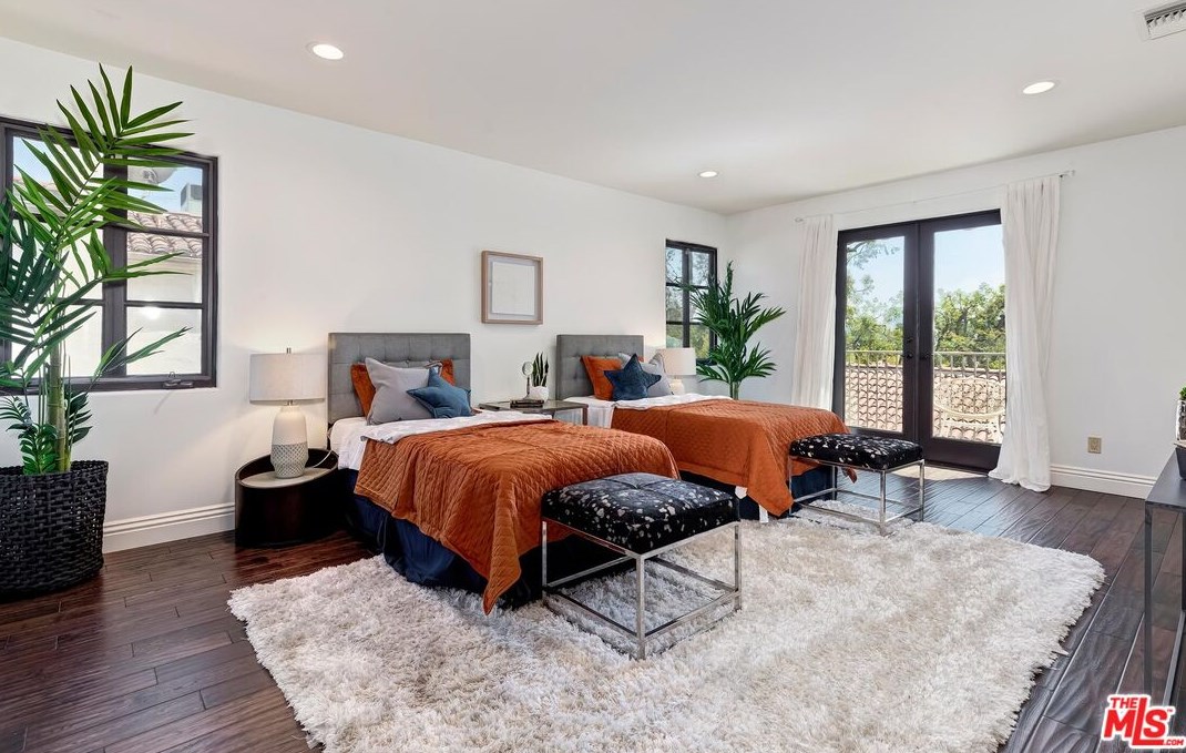 701 Thayer Ave, Los Angeles CA  90024-3309 exterior