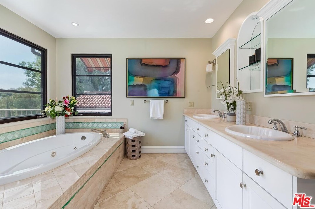 701 Thayer Ave, Los Angeles CA  90024-3309 exterior