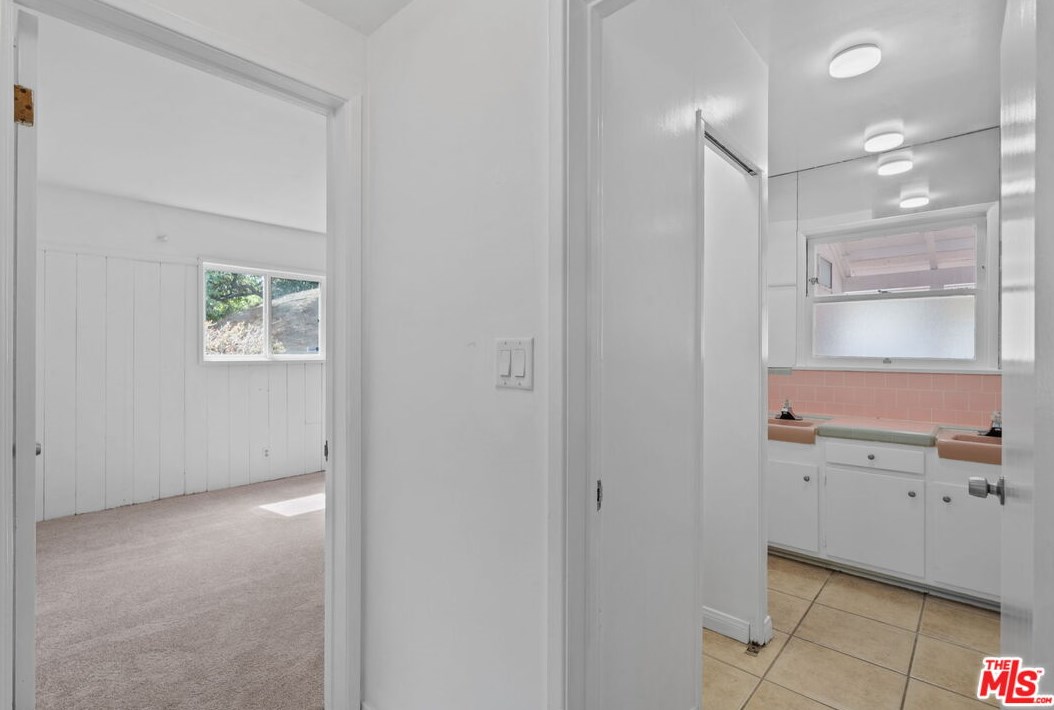 2485 Benedict Canyon Dr, Beverly Hills CA  90210-1410 exterior