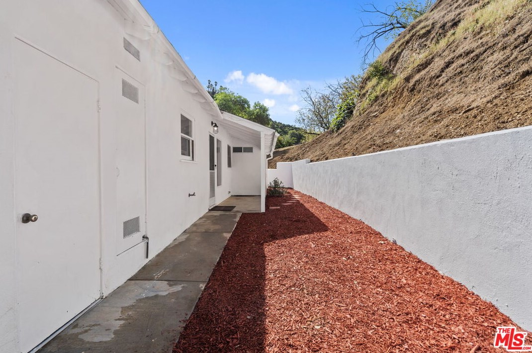 2485 Benedict Canyon Dr, Beverly Hills CA  90210-1410 exterior