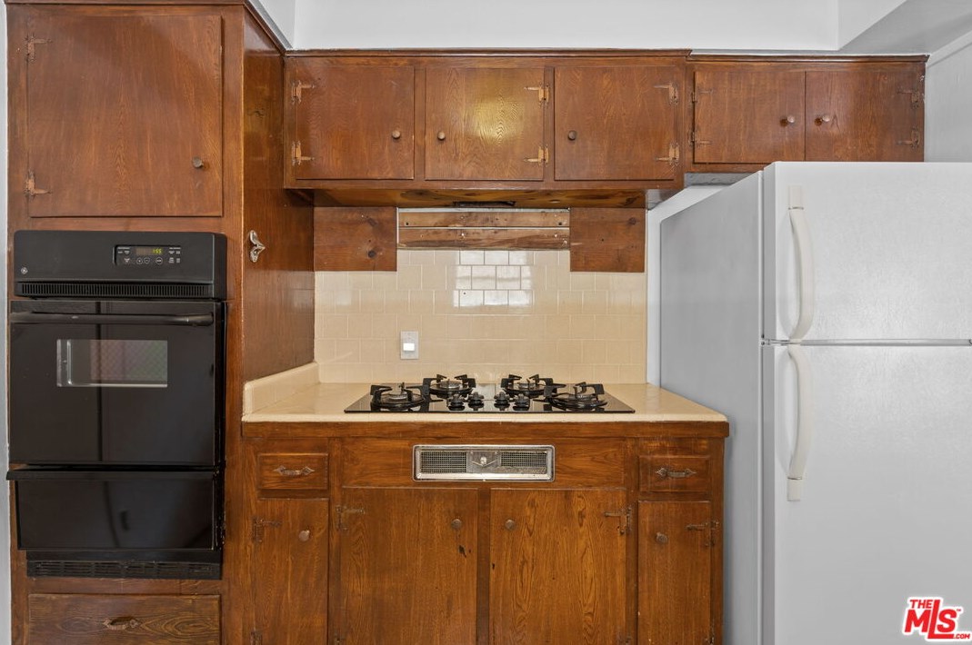 2485 Benedict Canyon Dr, Beverly Hills CA  90210-1410 exterior