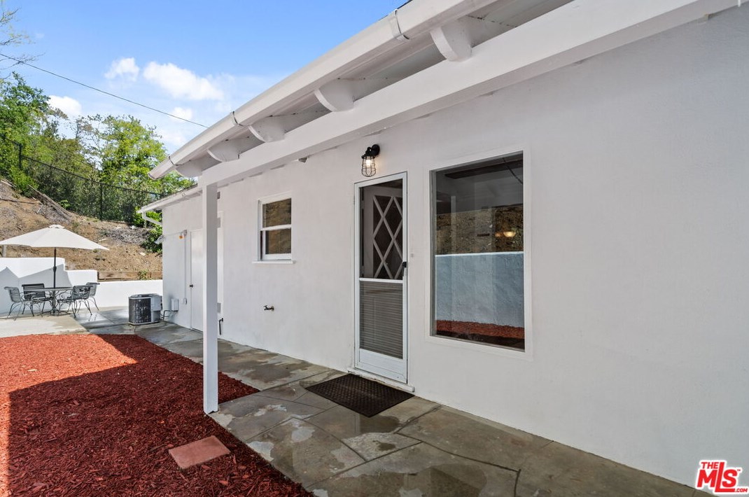 2485 Benedict Canyon Dr, Beverly Hills CA  90210-1410 exterior