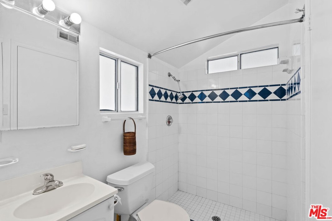 2485 Benedict Canyon Dr, Beverly Hills CA  90210-1410 exterior