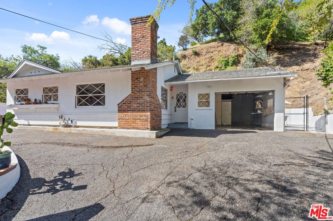 2485 Benedict Canyon Dr, Beverly Hills CA  90210-1410 exterior