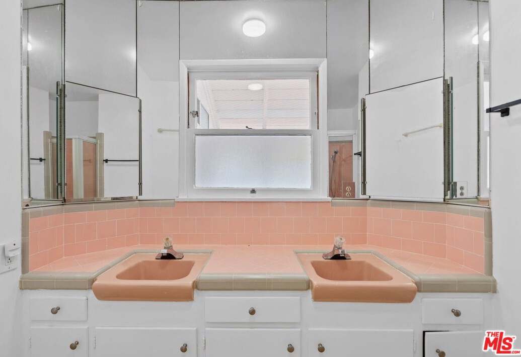 2485 Benedict Canyon Dr, Beverly Hills CA  90210-1410 exterior