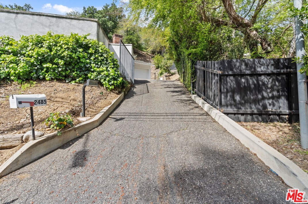 2485 Benedict Canyon Dr, Beverly Hills CA  90210-1410 exterior