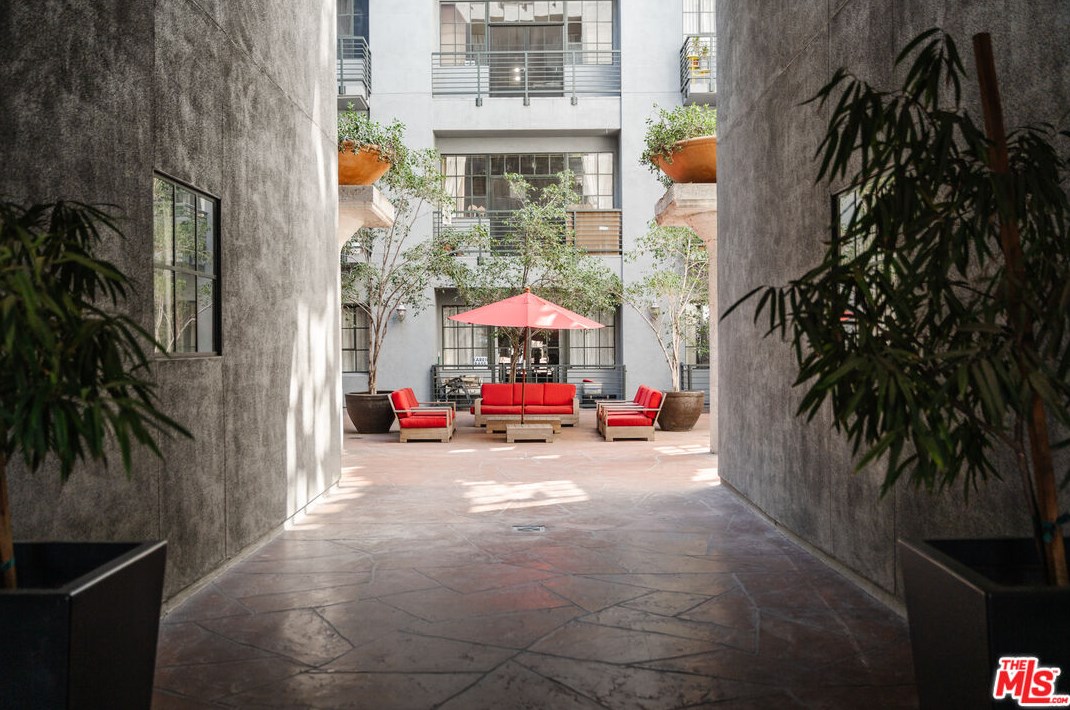 420 San Pedro St, Los Angeles CA  90013-2182 exterior