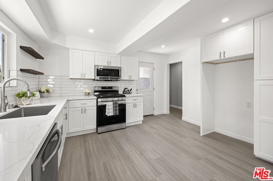 836 105th St, Los Angeles CA  90044-4430 exterior