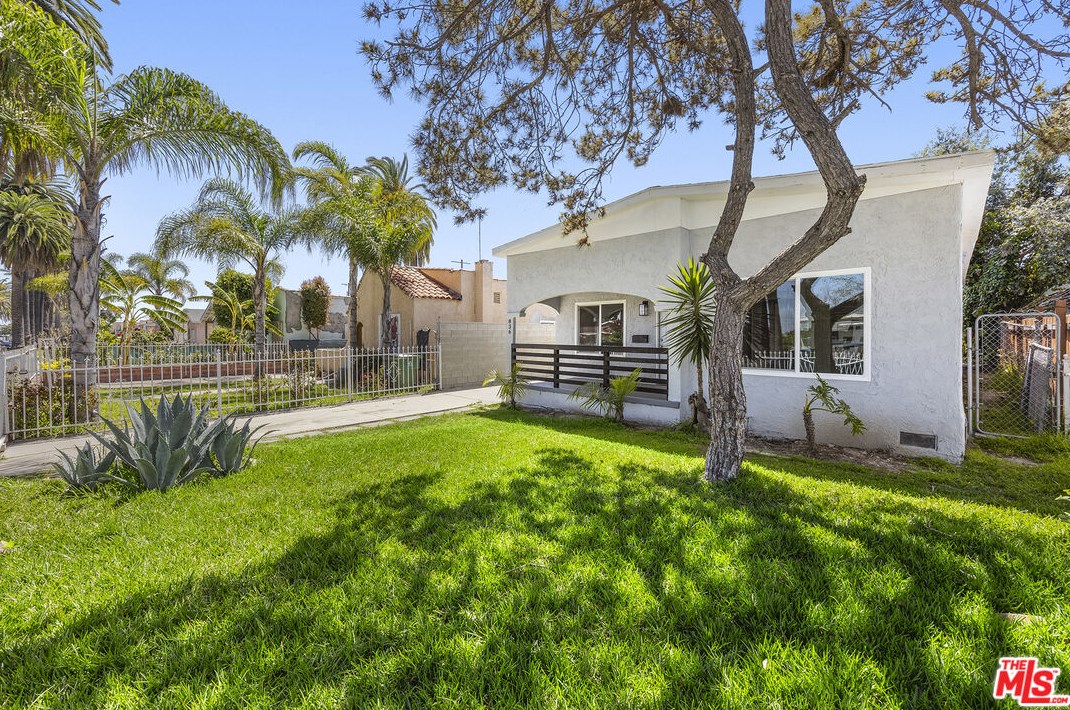 836 105th St, Los Angeles CA  90044-4430 exterior