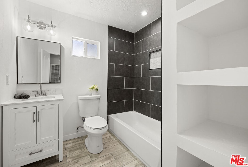 836 105th St, Los Angeles CA  90044-4430 exterior