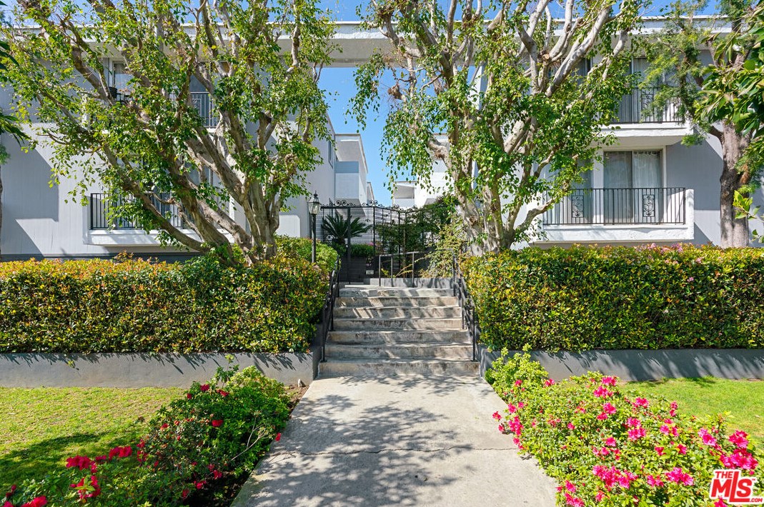 1827 Barrington Ave, Los Angeles CA  90025-5358 exterior