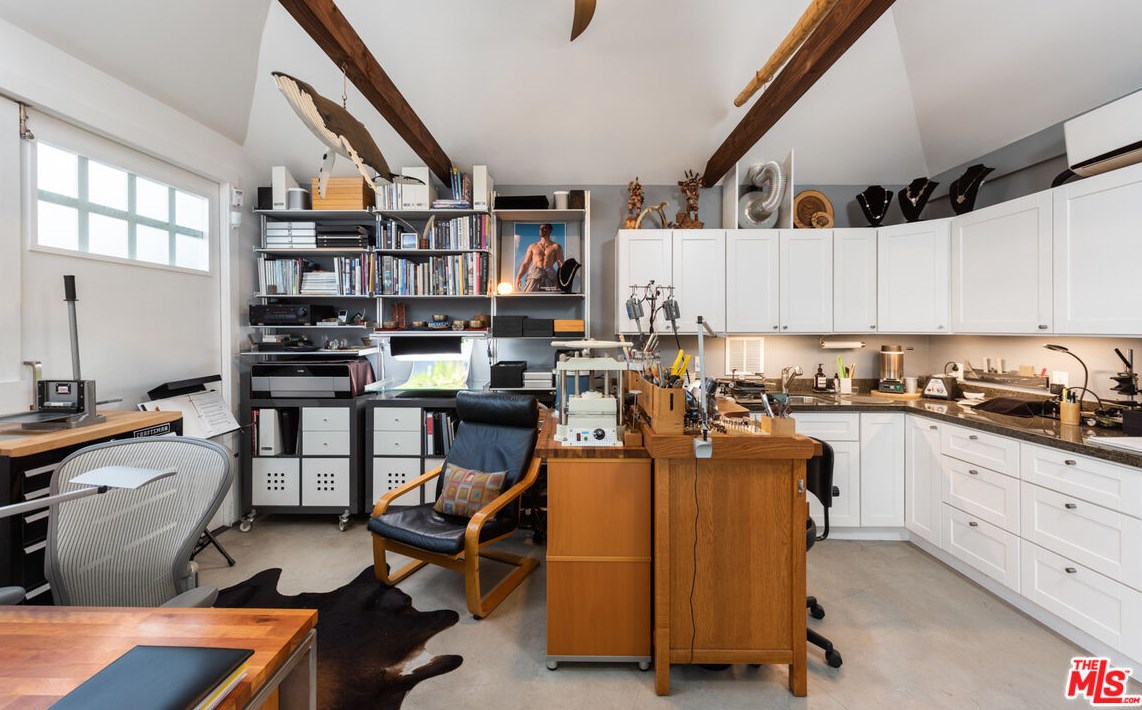 1109 Gramercy Dr, Los Angeles CA  90019-3609 exterior