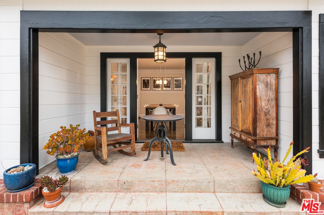 1109 Gramercy Dr, Los Angeles CA  90019-3609 exterior