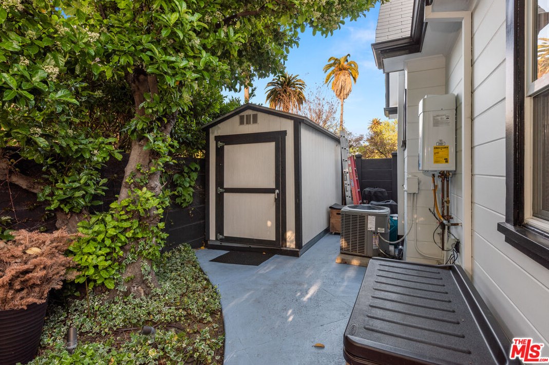 1109 Gramercy Dr, Los Angeles CA  90019-3609 exterior