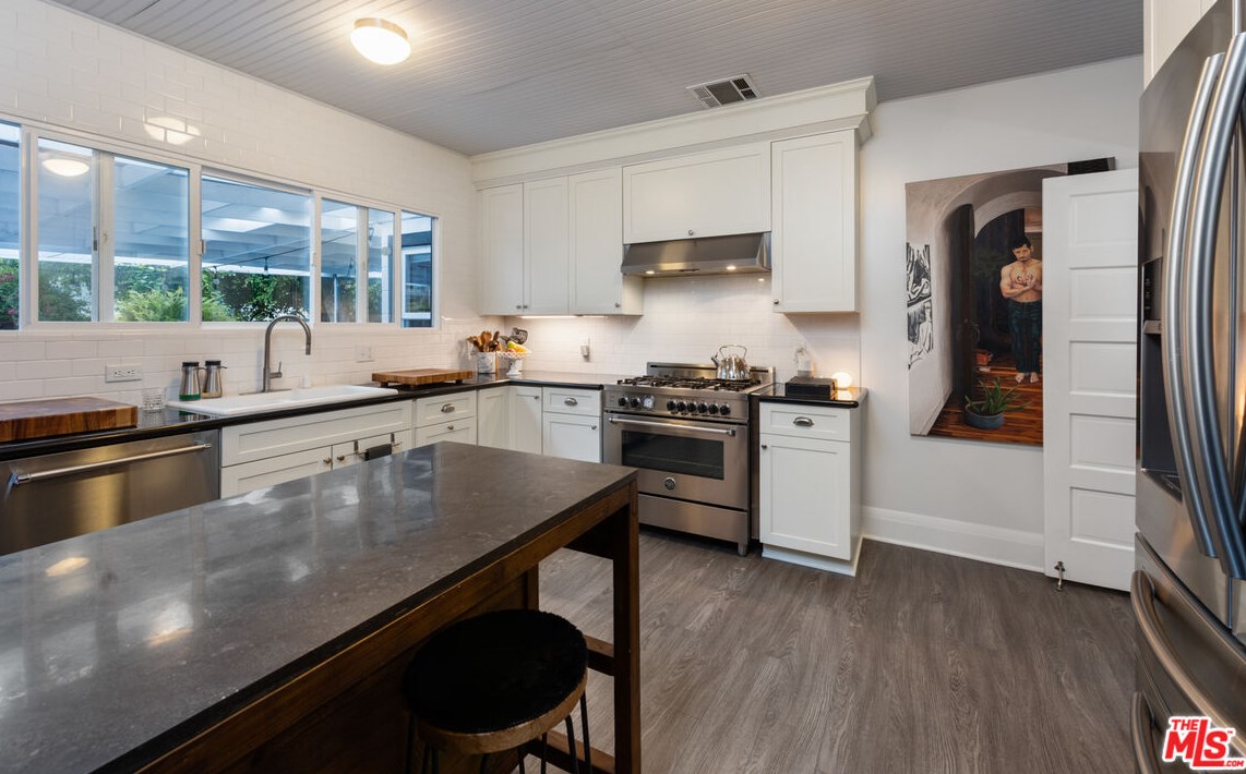 1109 Gramercy Dr, Los Angeles CA  90019-3609 exterior