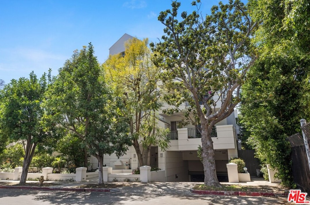 1401 Bentley Ave, Los Angeles CA  90025-8026 exterior