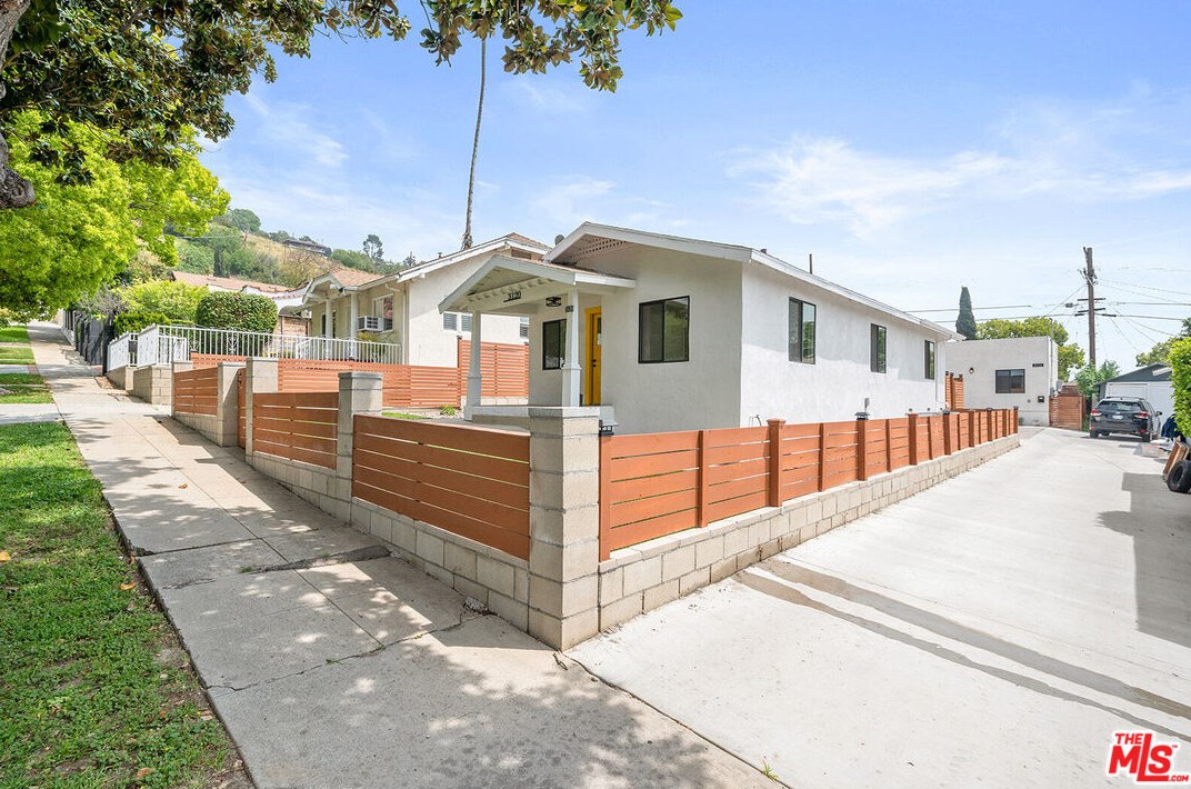 3120 Chaucer St, Los Angeles CA  90065-1827 exterior