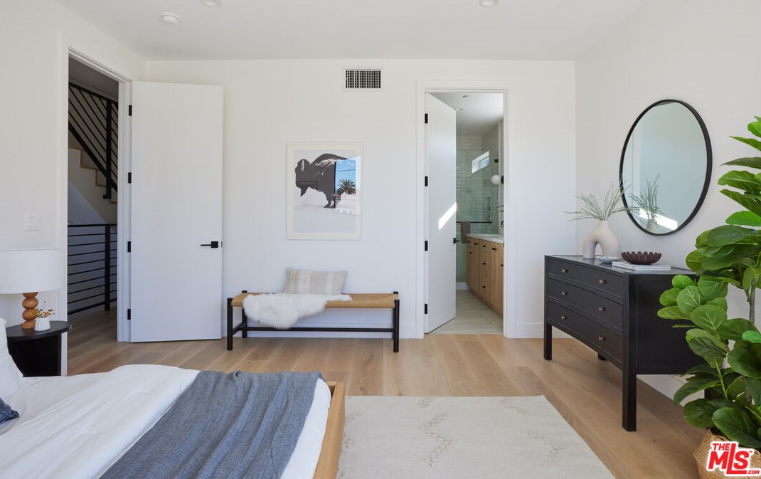 760 Hyperion Ave, Los Angeles CA  90029-2228 exterior