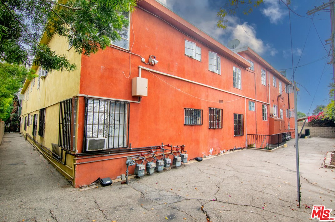 655 Manhattan Pl, Los Angeles CA  90004-4056 exterior