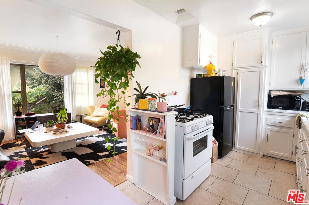 655 Manhattan Pl, Los Angeles CA  90004-4056 exterior