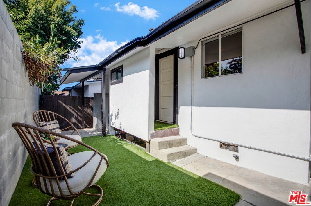 6152 Poppy Peak Dr, Los Angeles CA  90042-1333 exterior
