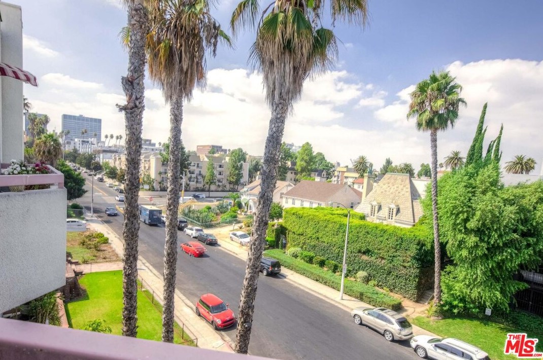 332 Kingsley Dr, Los Angeles CA  90004-4417 exterior