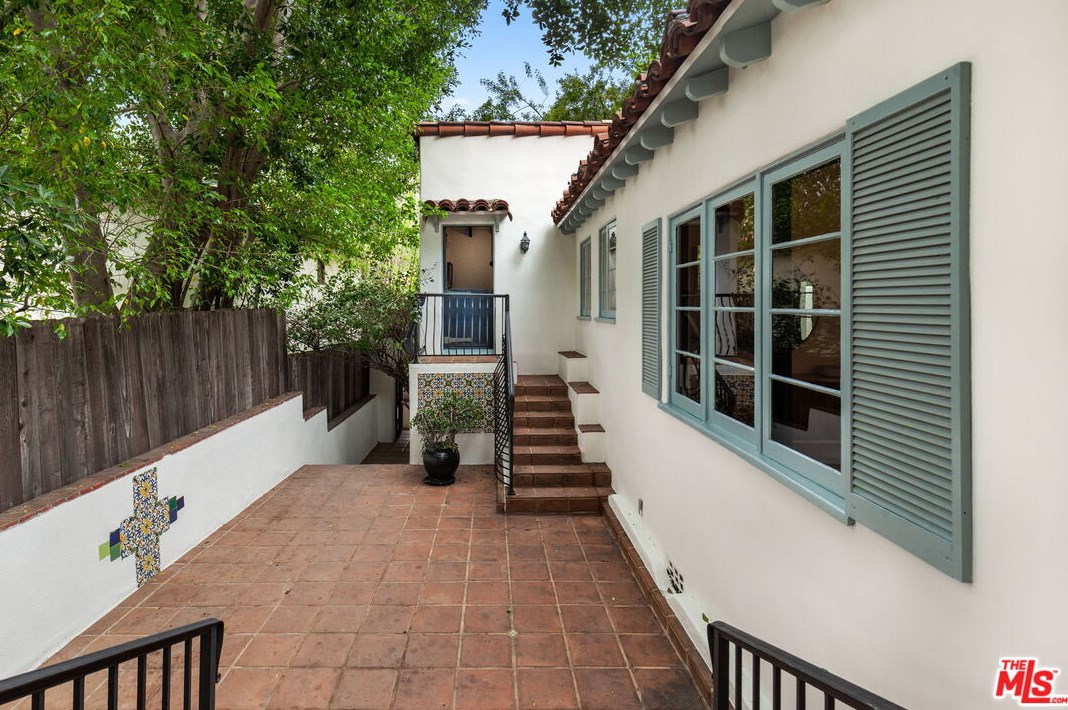 6961 La Presa Dr, Los Angeles CA  90068-3102 exterior