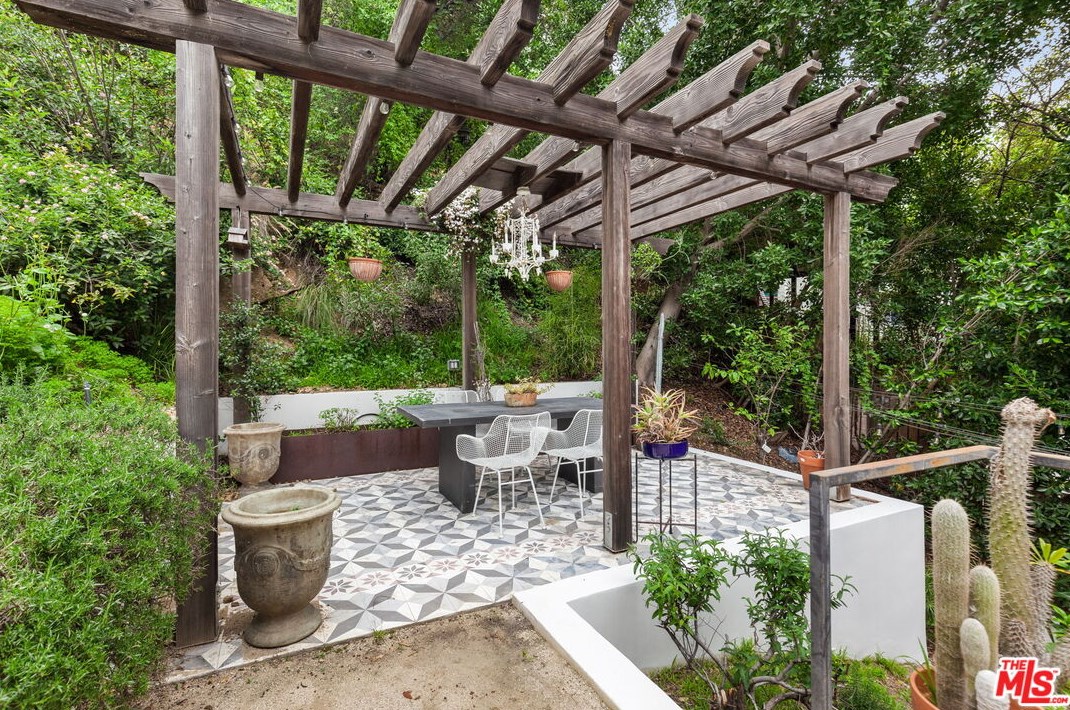 6961 La Presa Dr, Los Angeles CA  90068-3102 exterior