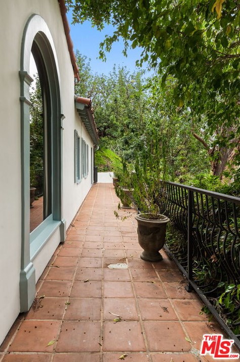 6961 La Presa Dr, Los Angeles CA  90068-3102 exterior