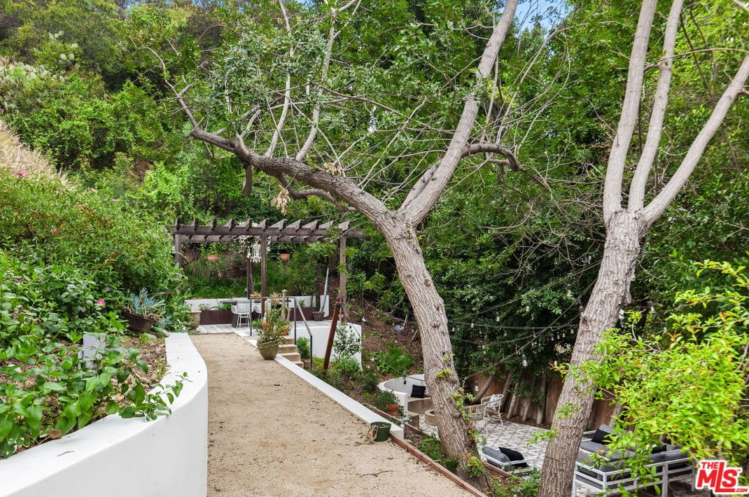 6961 La Presa Dr, Los Angeles CA  90068-3102 exterior
