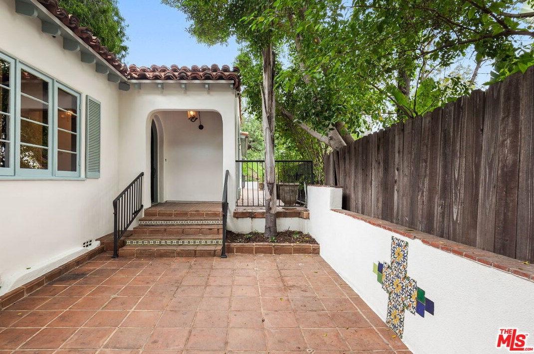 6961 La Presa Dr, Los Angeles CA  90068-3102 exterior