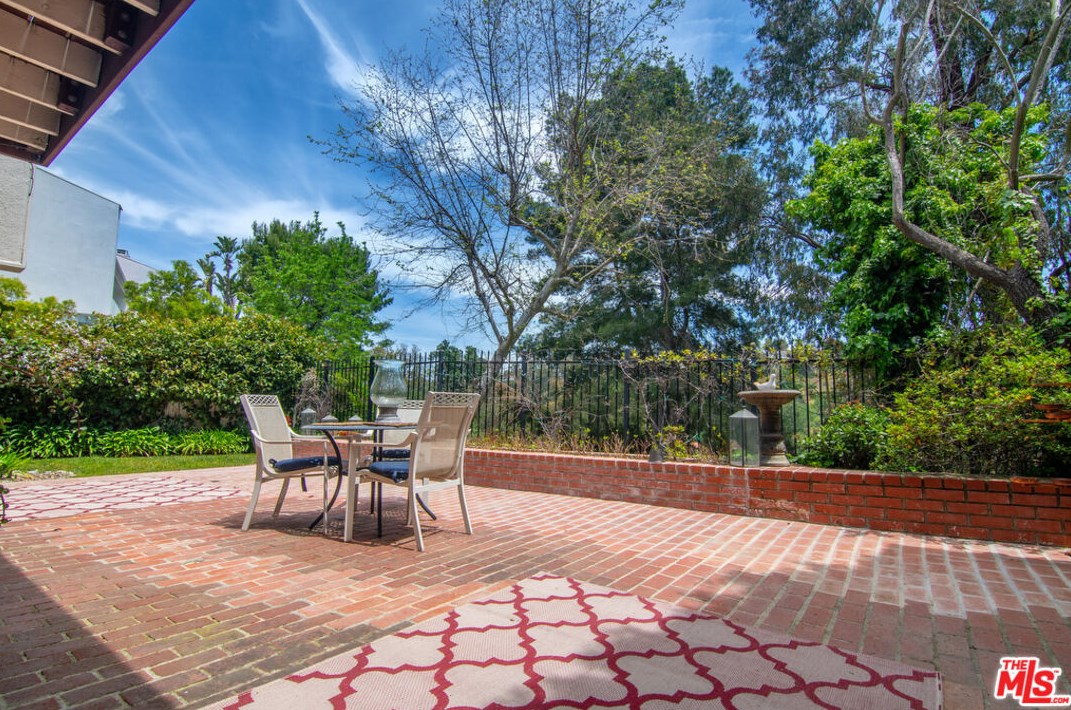 2690 Claray Dr, Los Angeles CA  90077-2018 exterior